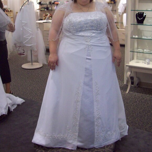 Wedding dress - Picture 2 of 7